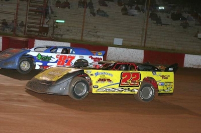 Alan Brewer (22) heads for his $5,000 victory. (praterphoto.com)