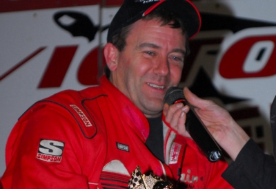 Vic Hill tells the Tazewell crowd about his flag-to-flag victory. (mrmracing.net)