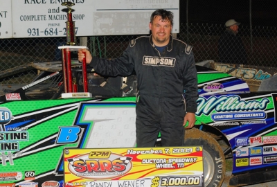 Randy Weaver picks up his fourth SRRS trophy of 2009. (Connie Putnam)