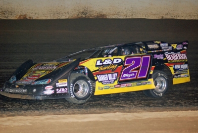Billy Moyer heads for victory at Clayhill. (DirtonDirt.com)