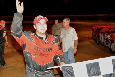 Kevin Sitton waves to the crowd. (Paul DuRoy)