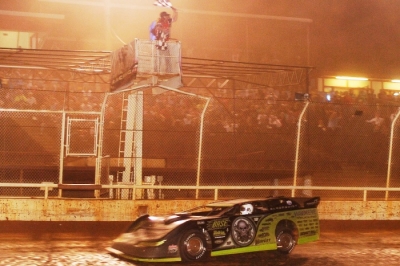 Scott Bloomquist takes the checkers at Lone Star Speedway. (Alton Cotton)