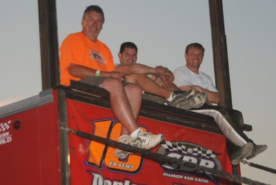Shannon Babb (right) sits with crew members before the feature. (DirtonDirt.com)
