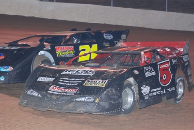 Ronnie Johnson makes the winning pass in the crate race. (DirtonDirt.com)