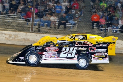 Darrell Lanigan (29) and Don O'Neal battle for second in the final laps. (thesportswire.net)