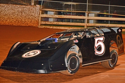 Eric Jacobsen heads to victory Friday at Boyd's Speedway. (photobyconnie.com)