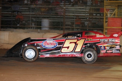 Ricky Thornton Jr. heads to victory. (desertimagecollection.com)