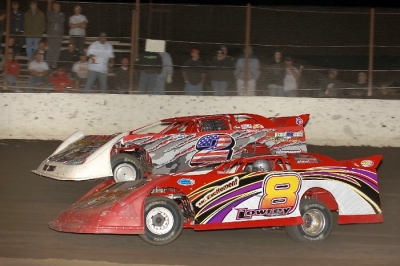 Feature inner Bobby Hogge IV (2) races with dash winner John Lowrey (8) at Bakersfield. (photofinishphotos.com)