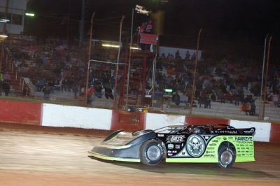 Scott Bloomquist takes the checkers at the Dixie Shootout. (praterphoto.com)