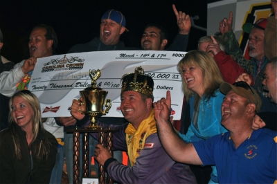 Scott Autry celebrates his Carolina Crown victory with crew and supporters. (DirtonDirt.com)