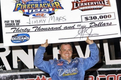 Jimmy Mars shows off his winner's check in 2011 at Lernerville. (pbase.com/cyberslash)