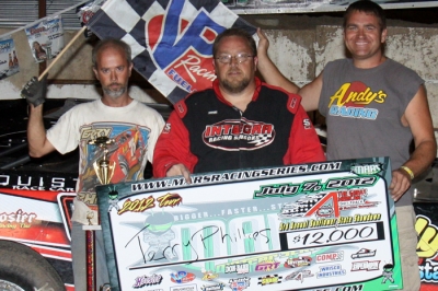 Terry Phillips and his crew celebrate his $12,000 victory. (Ron Mitchell)