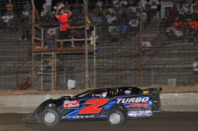John Anderson takes the checkers in Osborn, Mo. (fasttrackphotos.net)