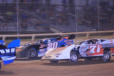 Kevin Sitton (20) and Allen Tippen (71a) battle at I-30 Speedway. (Best Photography)
