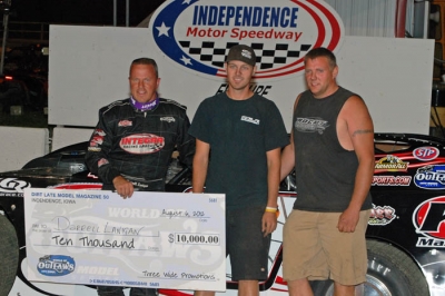 Darrell Lanigan and crew members Adam Logan (center) and Jason Jameson (right) in victory lane. (actiontrackphotos.com)