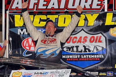 John Anderson celebrates his $3,000 victory. (fasttrackphotos.net)