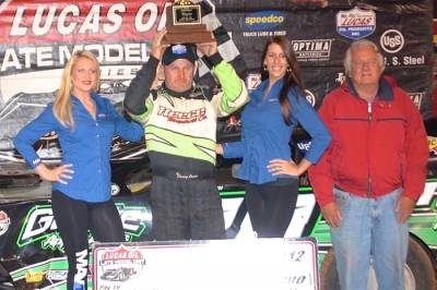 Jimmy Owens celebrates his Dixie Shootout victory. (mikessportimages.com)