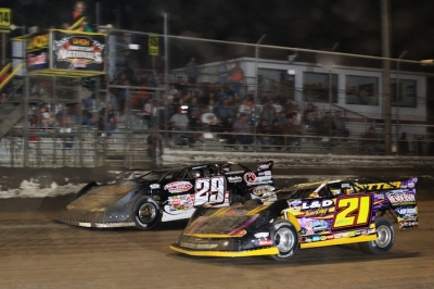 Billy Moyer (21) fought off Darrell Lanigan (29) in the final laps Friday. (stlracingphotos.com)