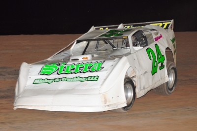 R.C. Whitwell heads to victory at Central Arizona Raceway. (Vyn Polmanteer)