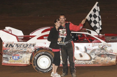 Chase Washington in one of his many visits to victory lane in 2012. (foto-1.net)