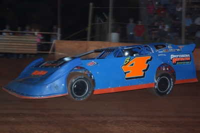 Ross Bailes heads to victory at Laurens County Speedway. (Gene Murphy)