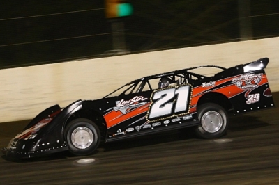 Chris Brown heads for a heat race victory at Magnolia. (Heath Lawson)
