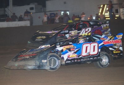 Randy Korte (00) moves past Terry Casey (42) en route to the front. (DirtonDirt.com)