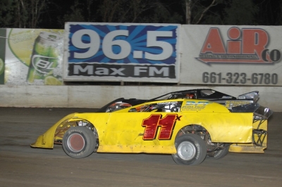Steve Drake (11x) heads for victory at Bakersfield. (photofinishphotos.com)