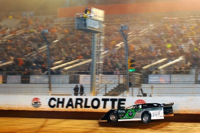 Scott Bloomquist takes the checkers. (thesportswire.net)