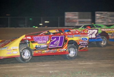 Rodney Melvin (27) takes aim at Billy Moyer Jr. (21). (DirtonDirt.com)