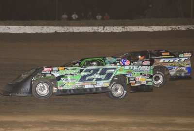 Jason Feger (25) edges ahead before a caution. (stlracingphotos.com)