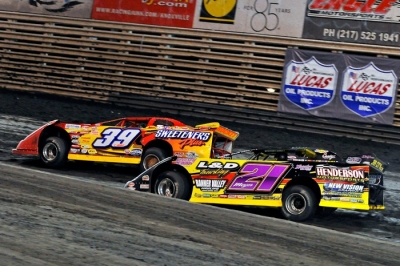 Billy Moyer (21) works on leader Tim McCreadie (39) at Knoxville. (thesportswire.net)