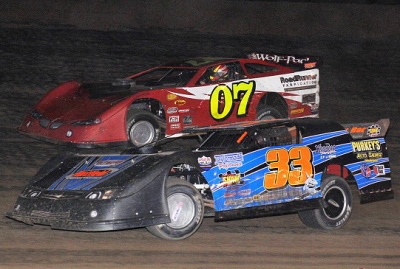 Front-row starters Kelly Boen (07) and Al Purkey (33) battle at the outset of the main event. (fasttrackphotos.net)