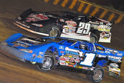 Josh Richards (1) and Darrell Lanigan (29) are battling for the WoO title. (thesportswire.net)