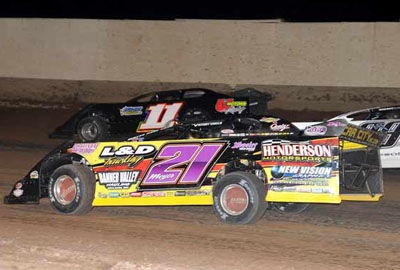 Winner Billy Moyer (21) tracks leader Pat Doar (11) at Tucson. (dennisbrownfield.com)