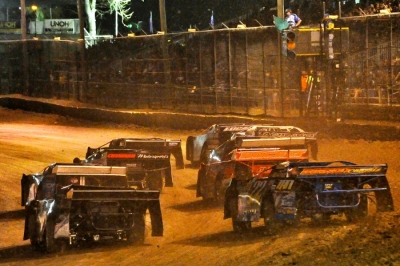 Drivers hit the frontstretch in a Thursday night heat race. (thesportswire.net)