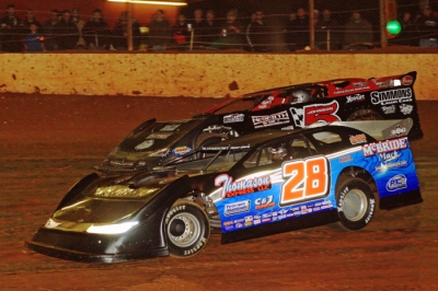 Dennis Erb Jr. (28) battles for the lead with Ronnie Johnson (5). (stlracingphotos.com)