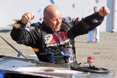 Steve Shaver raced to a $25,000 victory Sunday afternoon in the Commonwealth 100. (pbase.com/cyberslash)