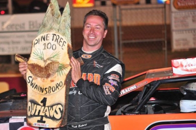 Rick Eckert shows off his Pine Tree 50 trophy. (whyteracingphotos.com)