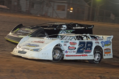 Jimmy Mars (28) moves by Scott Bloomquist on his way to a $30,000 victory. (stivasonphotos.com)
