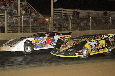 Michael Kloos (6) moves around Billy Moyer Jr. on his way to victory at Belle-Clair. (stlracingphotos.com)