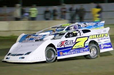 Lee Gill races to a $5,000 victory at Brighton Speedway. (Rod Henderson/canadianracer.com)
