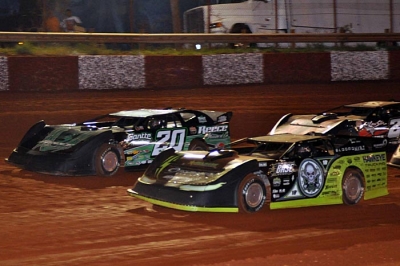Scott Bloomquist (0) and Jimmy Owens (20) started side-by-side in a Rome heat. (mikessportsimages.com)