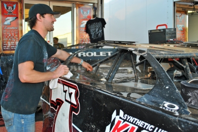 Jared Landers got some extra help in the pits at Whynot. (DirtonDirt.com)