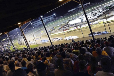 The big frontstretch crowd watches last year's Dream action at Eldora. (thesportswire.net)