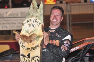 Rick Eckert shows off his Swainsboro trophy. (whyteracingphotos.com)