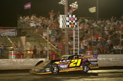 Billy Moyer takes the checkers at Tri-City. (stlracingphotos.com)