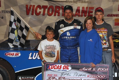 Earl Pearson Jr.'s family joined him in victory lane. (rickschwalliephotos.com)