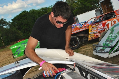 Jon Henry prepares his car for Spoon River's Hell Tour event. (DirtonDirt.com)