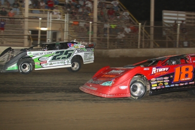 Jason Feger (25) held off Shannon Babb's (18) late charge at Belle-Clair. (stlracingphotos.com)